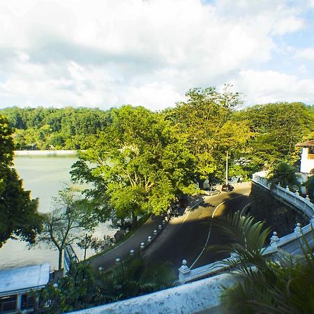 Malwatta Pilgrims Rest Hotel Kandy Exterior photo